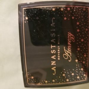 Anastasia x Amrezy highlighter